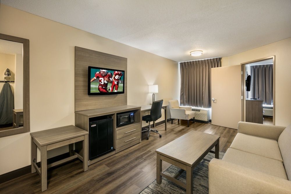 Red Roof Inn PLUS+ Boston - Logan Suite, 1 King Bed with Sofa bed (Smoke Free) 8