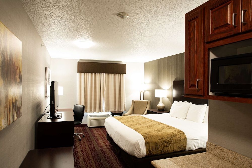 Best Western Providence-Seekonk Inn Standard Room, 1 King Bed, Non Smoking, Refrigerator & Microwave 2