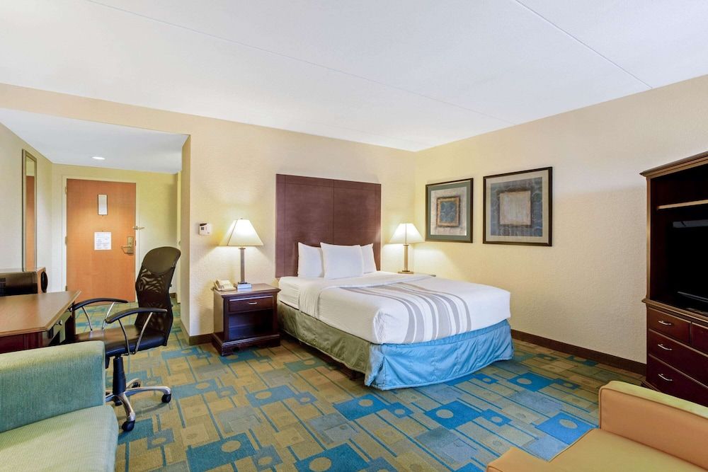 Deluxe Suite, 1 Queen Bed, Accessible, Non Smoking (Hearing )