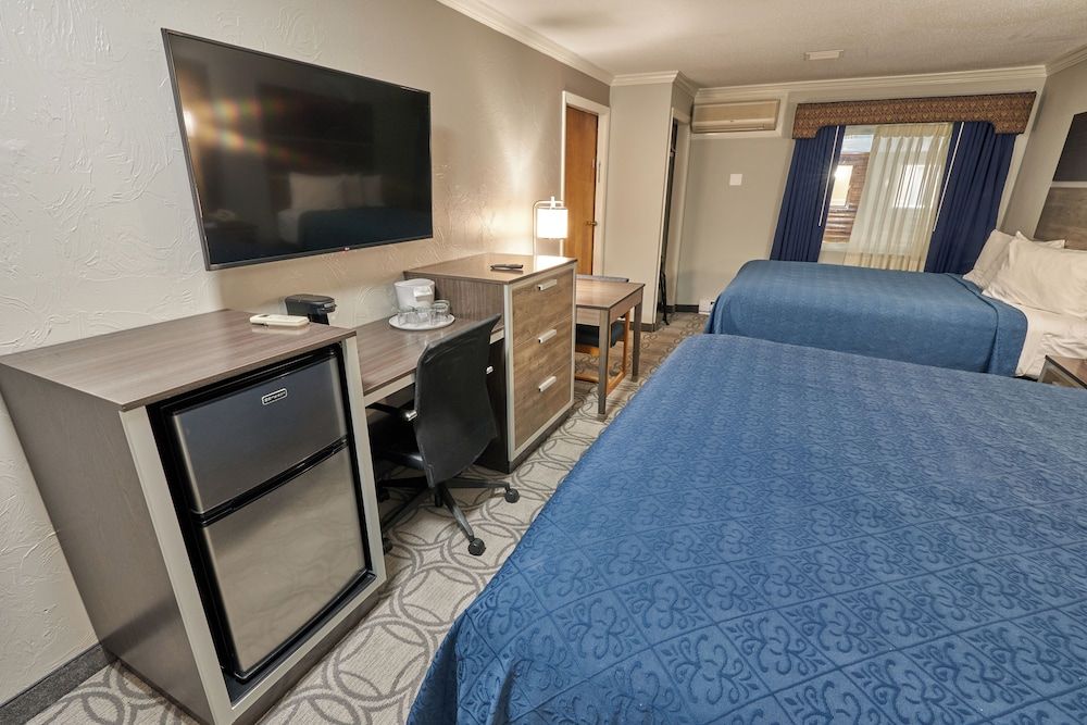 Ambassador Inn & Suites Deluxe Room, 1 King Bed and 1 Queen Bed with Pool View 4