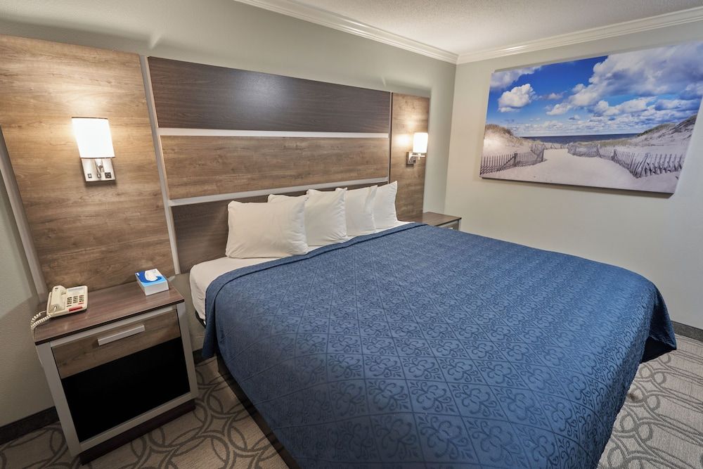 Ambassador Inn & Suites Deluxe Room, 1 King Bed and 1 Queen Bed with Pool View 2