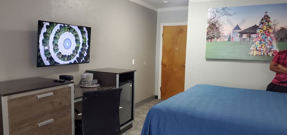 Ambassador Inn & Suites Family Suite 8