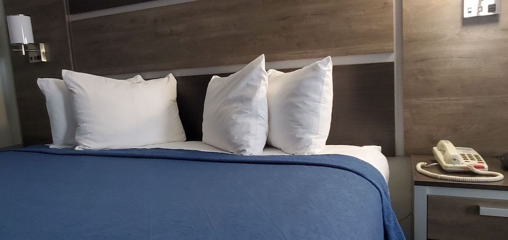 Ambassador Inn & Suites Superior Room, 2 Queen Beds, Non Smoking 3