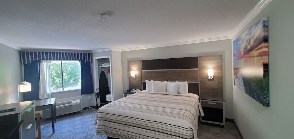 Ambassador Inn & Suites Family Suite 3