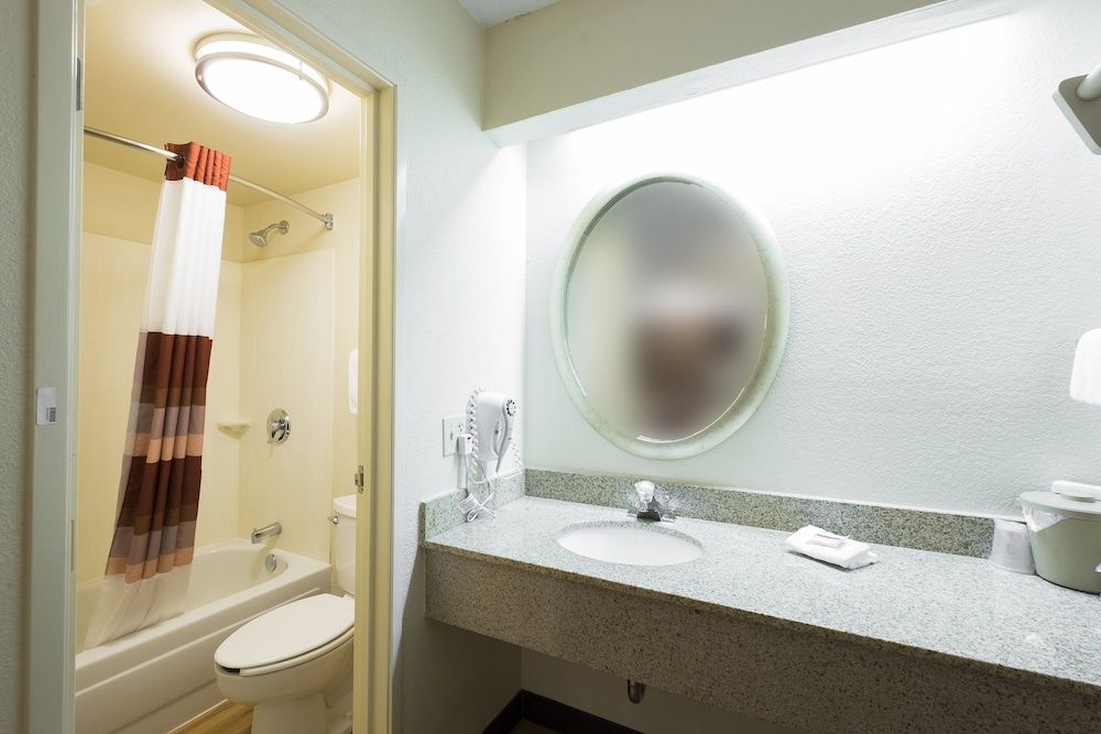 Red Roof Inn Boston - Southborough/ Worcester Superior Room, 1 King Bed (Smoke Free) 4