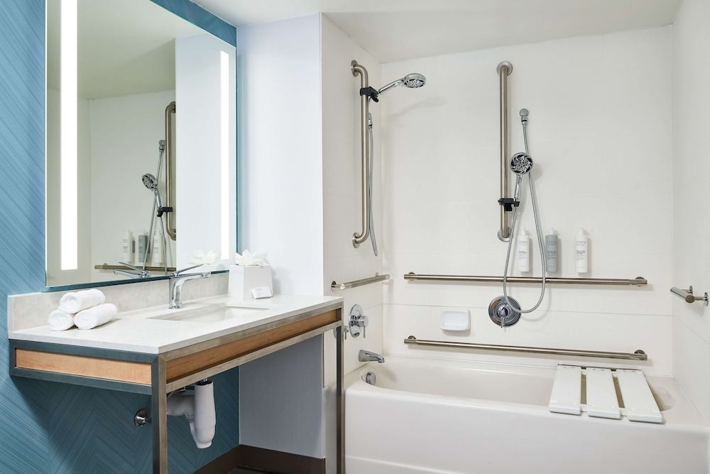 Room, 1 King Bed, Accessible, Bathtub (Mobility & Hearing)
