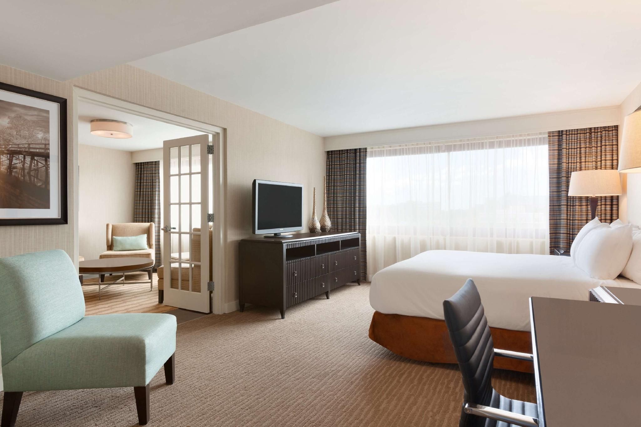 2 Room Governors Suite-1 King Bed-nonsmoking