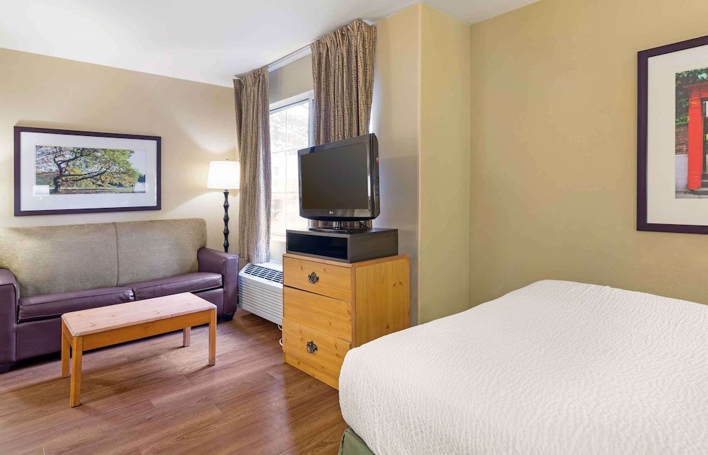 Extended Stay America Suites Boston Waltham 32 4th Ave Deluxe Studio, 1 Queen Bed with Sofa bed, Non Smoking 2