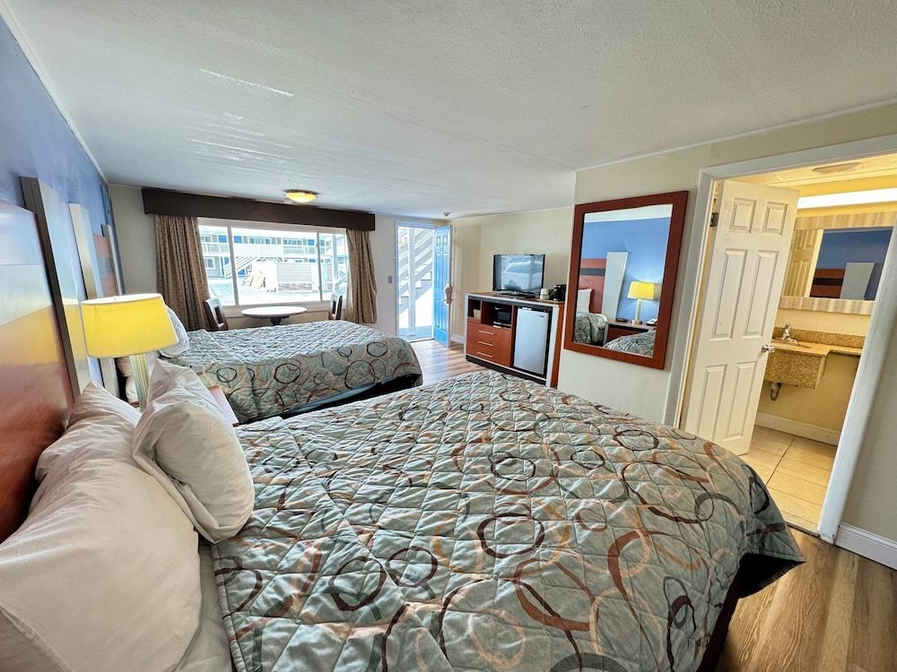 Days Inn by Wyndham West Yarmouth/Hyannis Cape Cod Area Room, 2 Queen Beds, Non Smoking 4