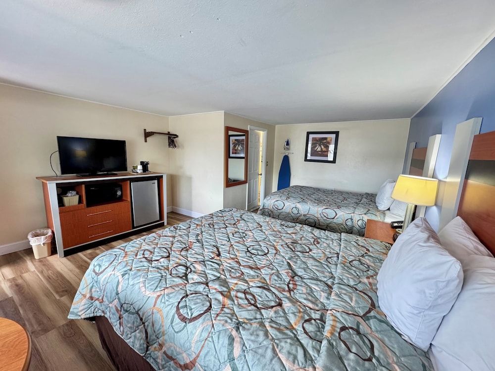 Days Inn by Wyndham West Yarmouth/Hyannis Cape Cod Area Room, 2 Queen Beds, Non Smoking 3