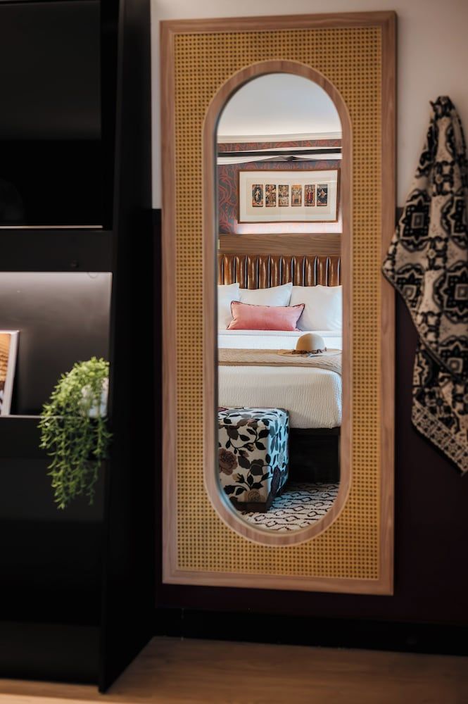 Uncommoner Hotel by Reverie Boutique Collection VISIONARY KING CLASSIC 8