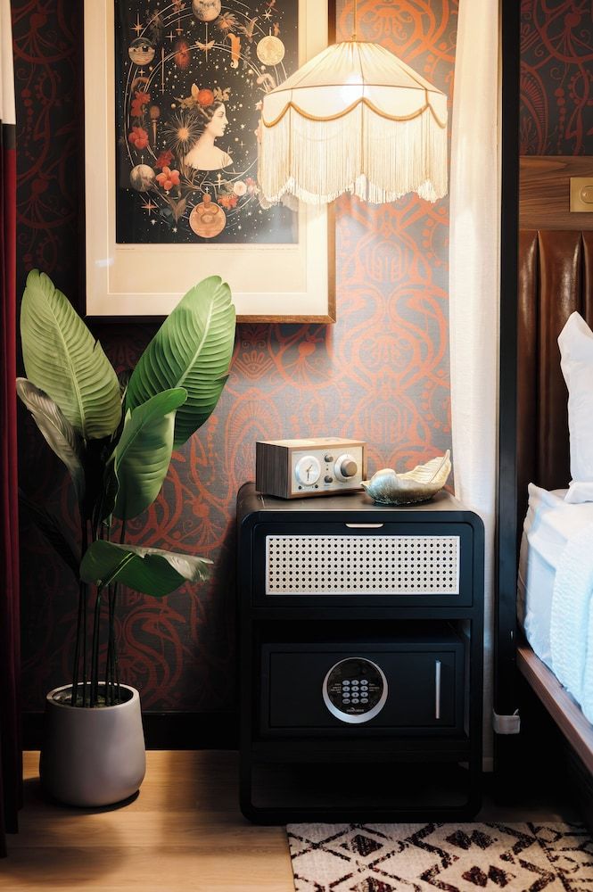 Uncommoner Hotel by Reverie Boutique Collection VISIONARY KING CLASSIC 6