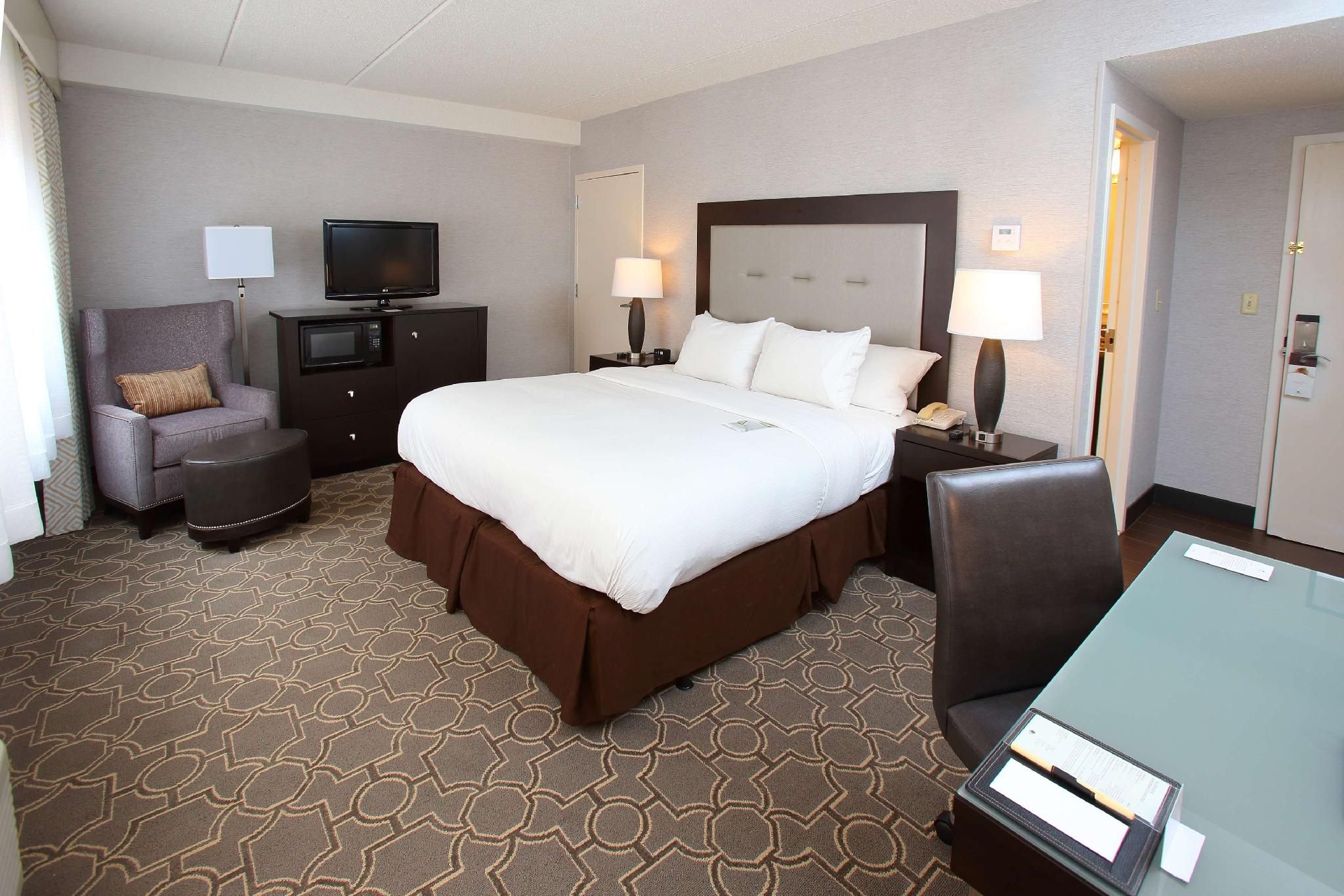 1 King Bed Corner Room