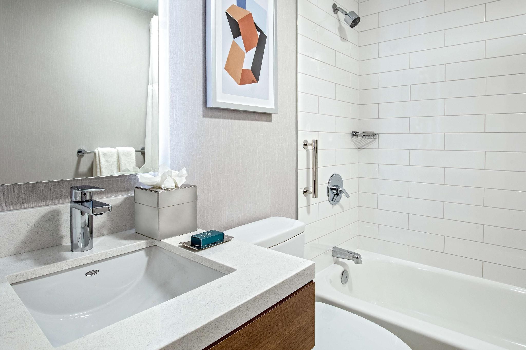 1 Queen Bed Bathtub