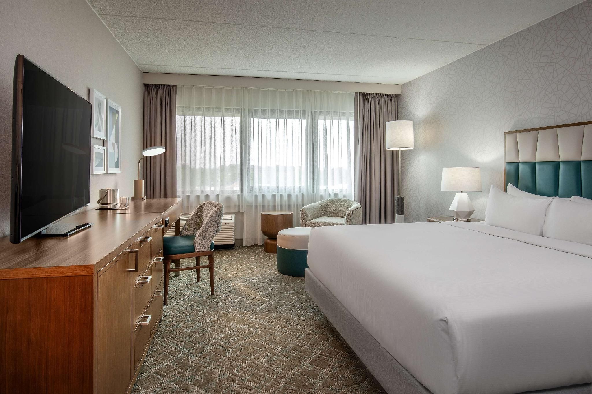 1 King Bed Corner Room