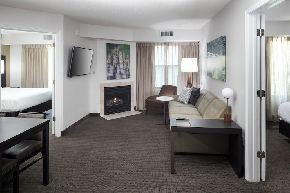 Suite, 2 Bedrooms (Mobility/Hearing Access, Roll-In Shwr)