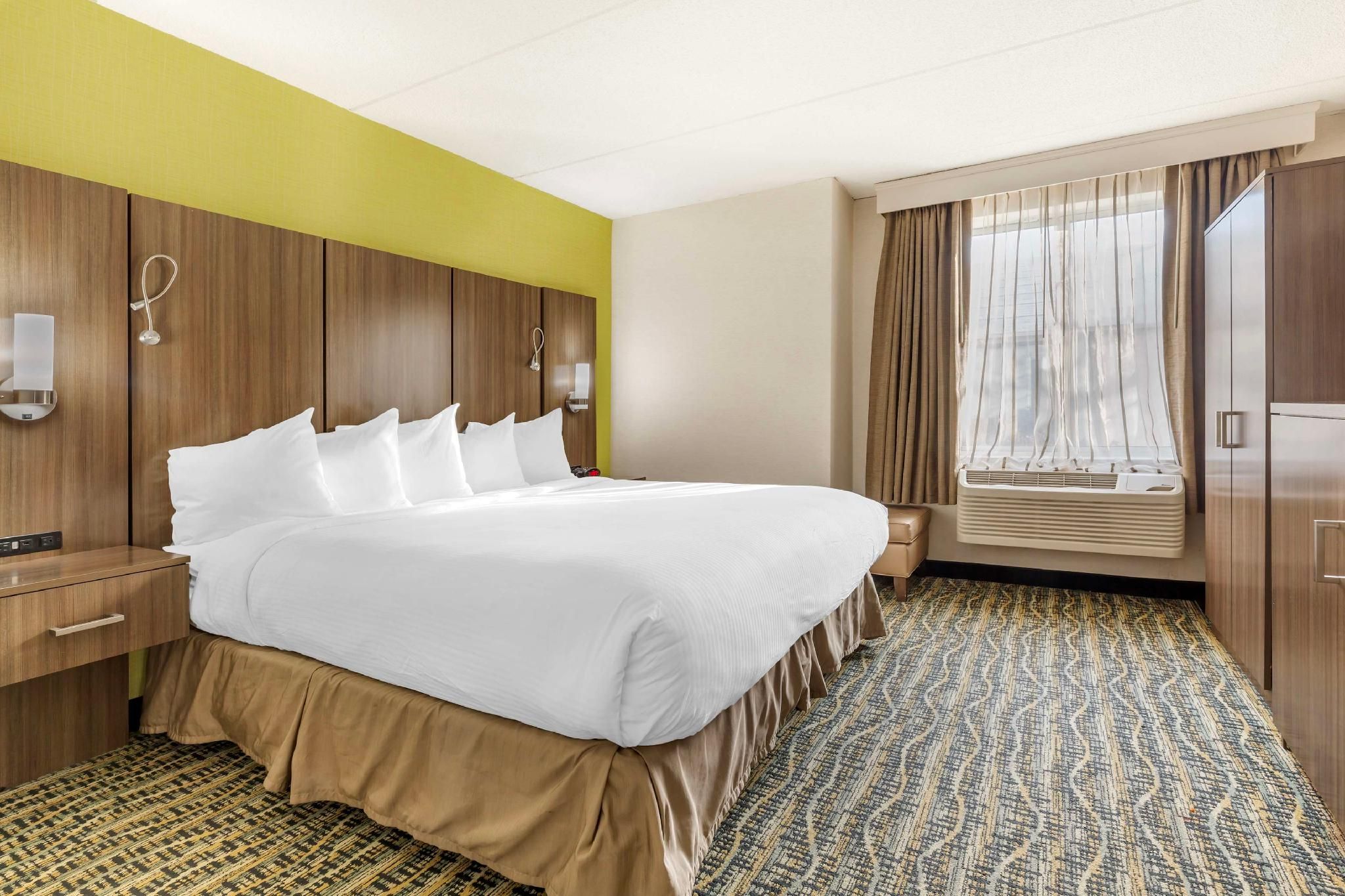 Best Western Plus New Englander Accessibility - 1 King Bed, Roll-in Shower, Nonsmoking