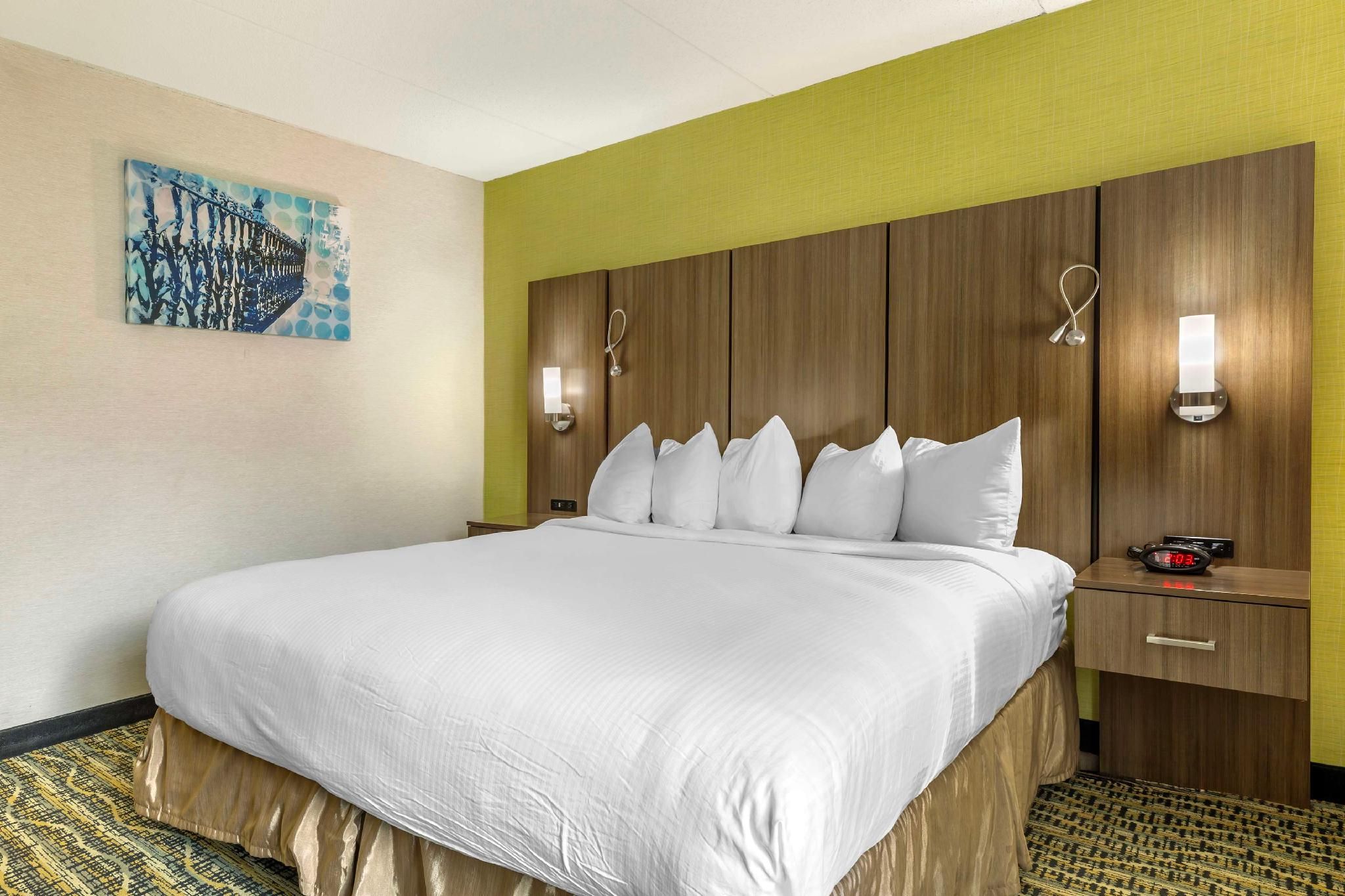 Best Western Plus New Englander Accessibility - 1 King Bed, Roll-in Shower, Nonsmoking 2