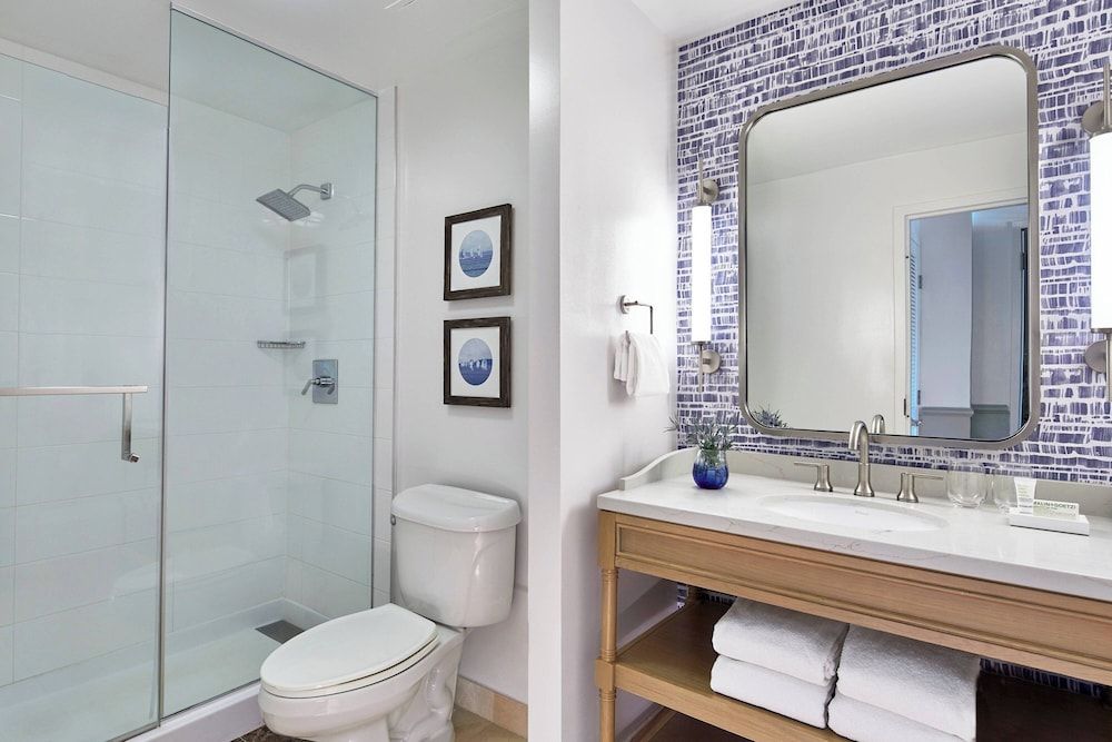 Deluxe Room, 1 King Bed (Hearing Accessible)