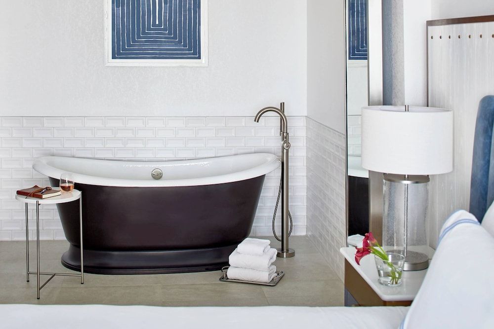 Deluxe Room, 1 King Bed (Mobility Accessible, Tub)