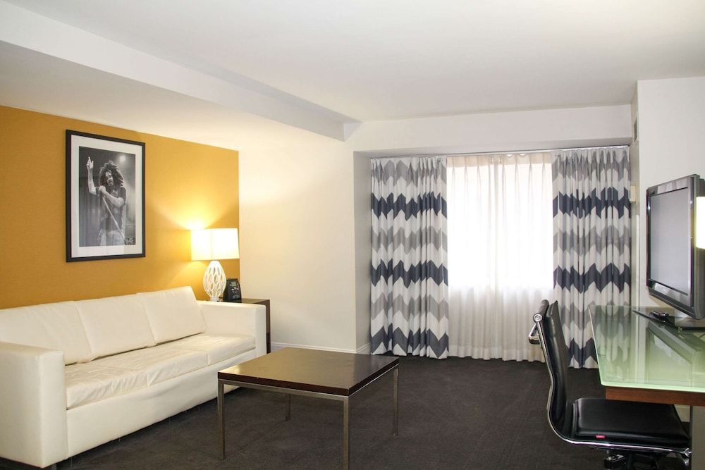 Suite, 1 King Bed with Sofa bed, Non Smoking