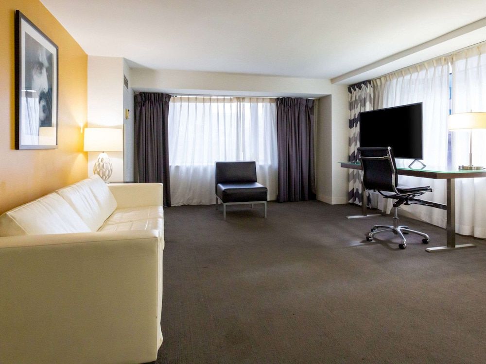Suite, 1 King Bed with Sofa bed, Non Smoking, City View