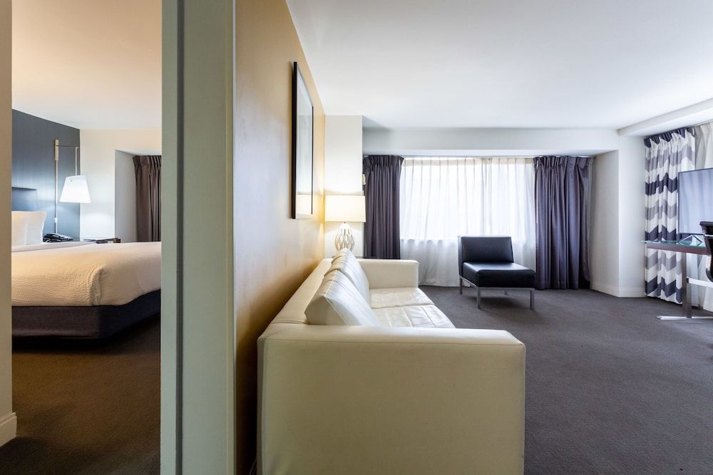 Suite, 1 Queen Bed with Sofa bed, Non Smoking