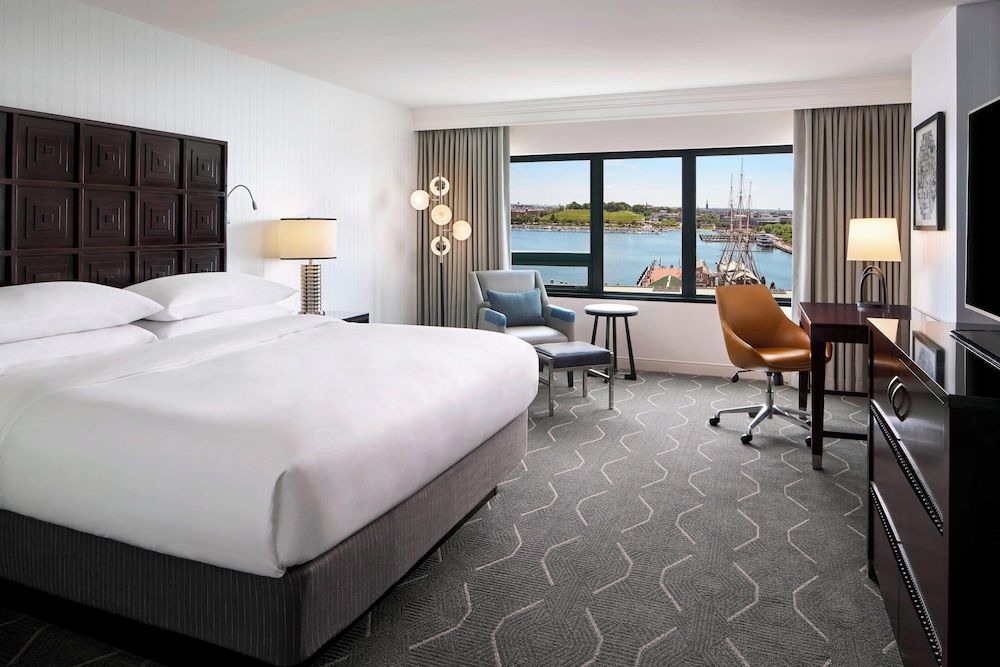 Club Room, 1 King Bed (Hearing Accessible)