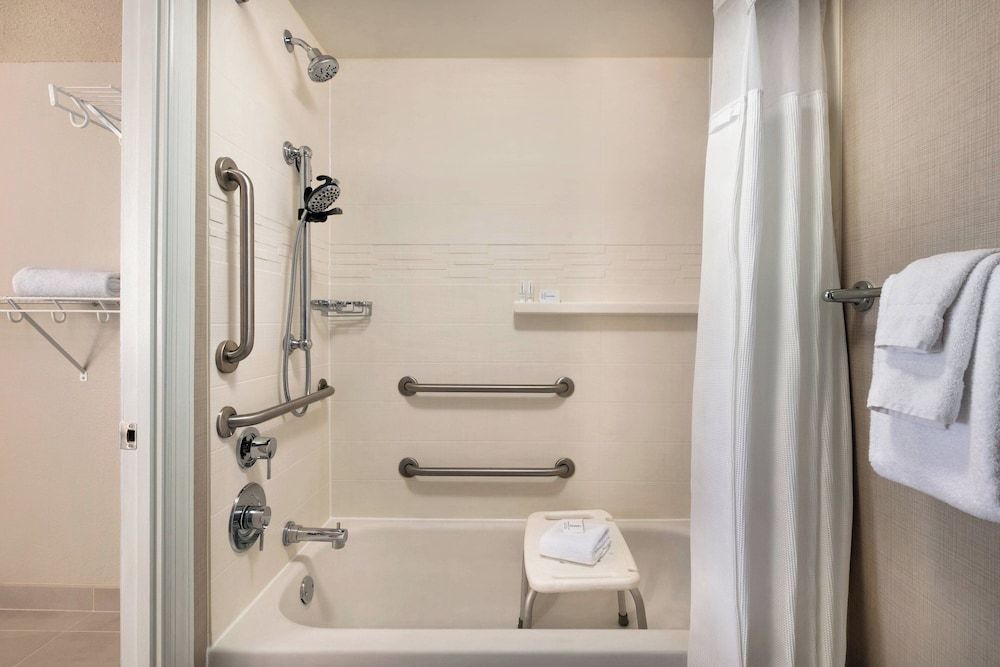 Suite, 1 Bedroom, Non Smoking, City View (Mobility/Hearing Access, Roll-In Shwr)