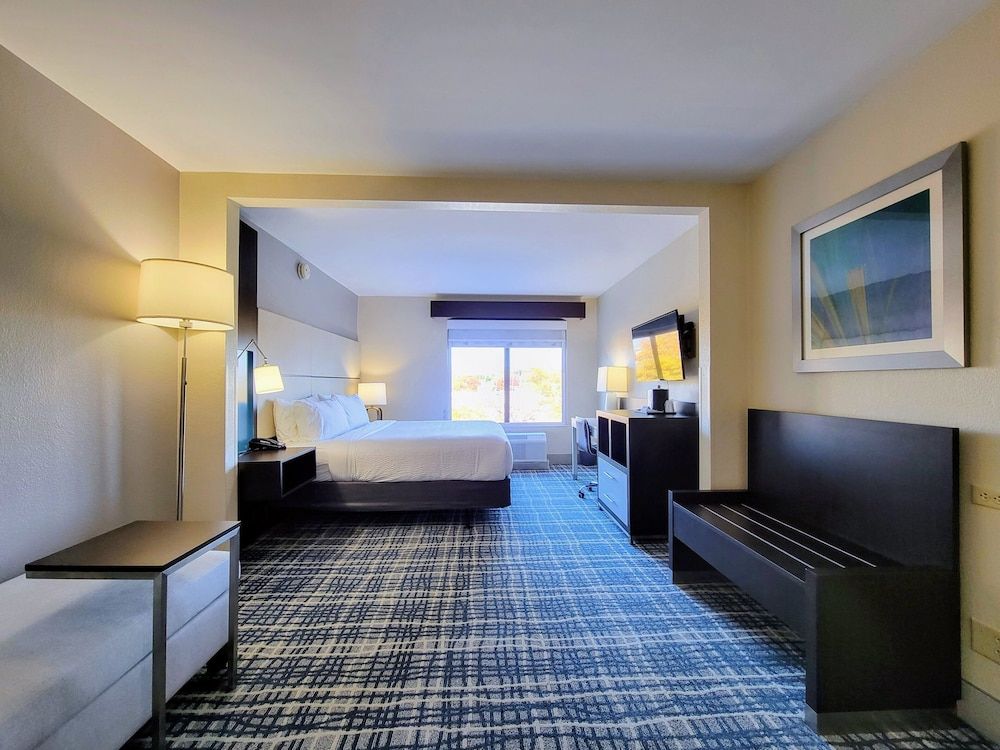 Standard Room, 1 King Bed, Transfer Shower (Communications, Transfer Shower)