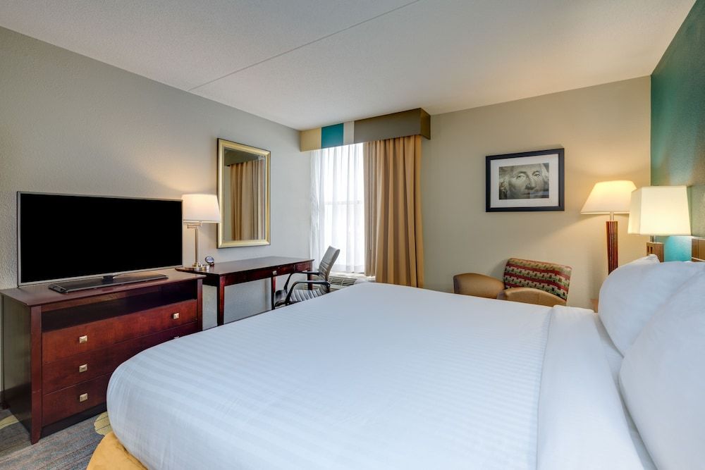 Standard Room, 1 King Bed, Accessible (Comm, Mobil, Roll-In Shower)