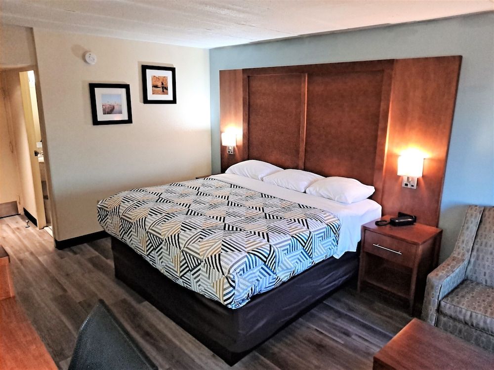 Motel 6 Catonsville, MD – Baltimore West Deluxe Room, 1 King Bed, Non Smoking 5