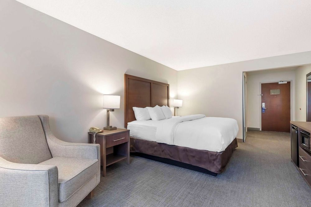 Room, 1 King Bed, Accessible, Non Smoking (Accessible Tub)