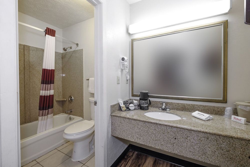 Red Roof Inn Edgewood Superior Room, 1 King Bed, Smoking 6