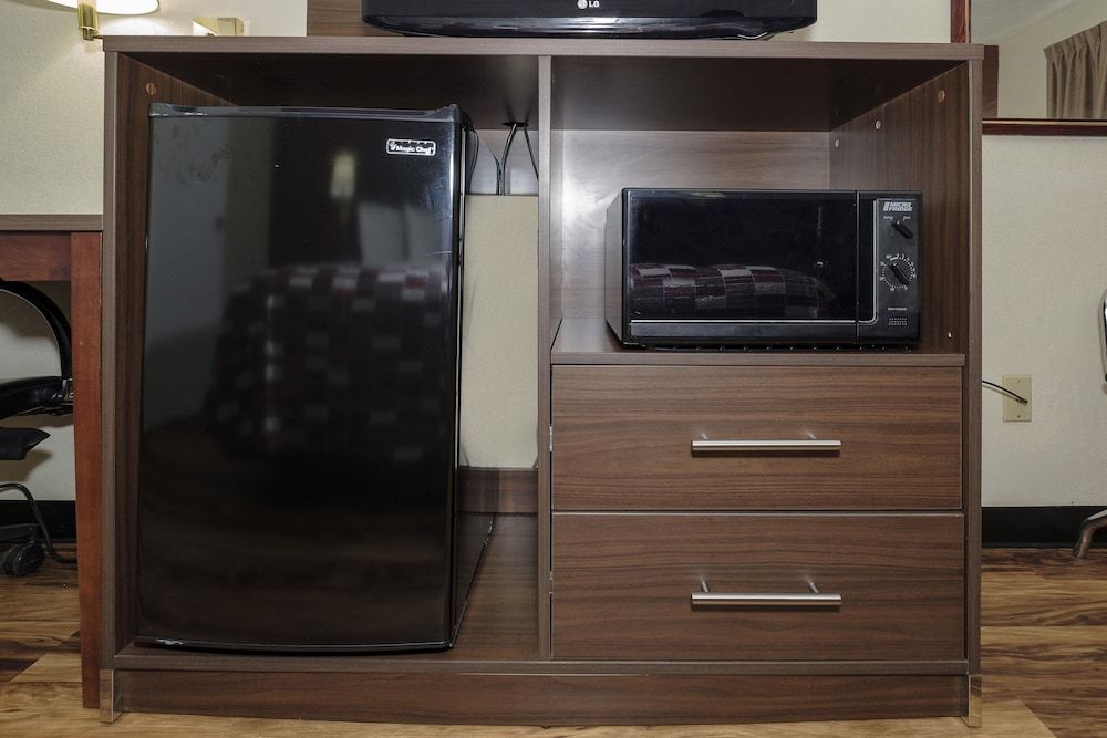 Red Roof Inn Edgewood Superior Room, 1 King Bed, Smoking 7