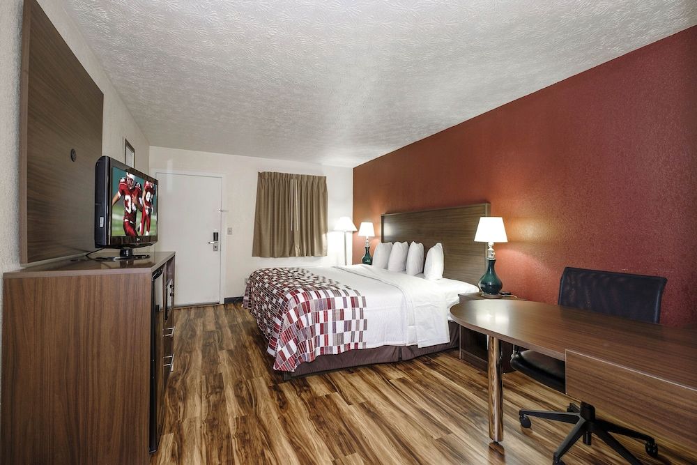 Red Roof Inn Edgewood Superior Room, 1 King Bed, Smoking 2