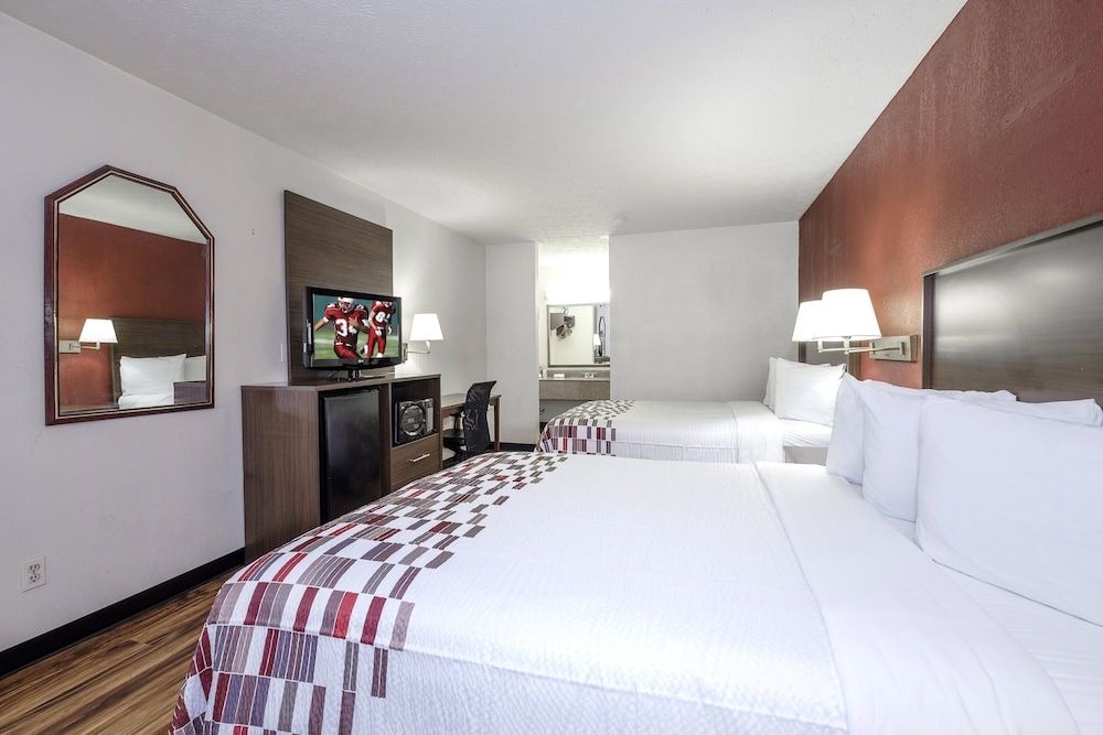 Red Roof Inn Edgewood Deluxe Room, 2 Double Beds, Accessible, Non Smoking 2