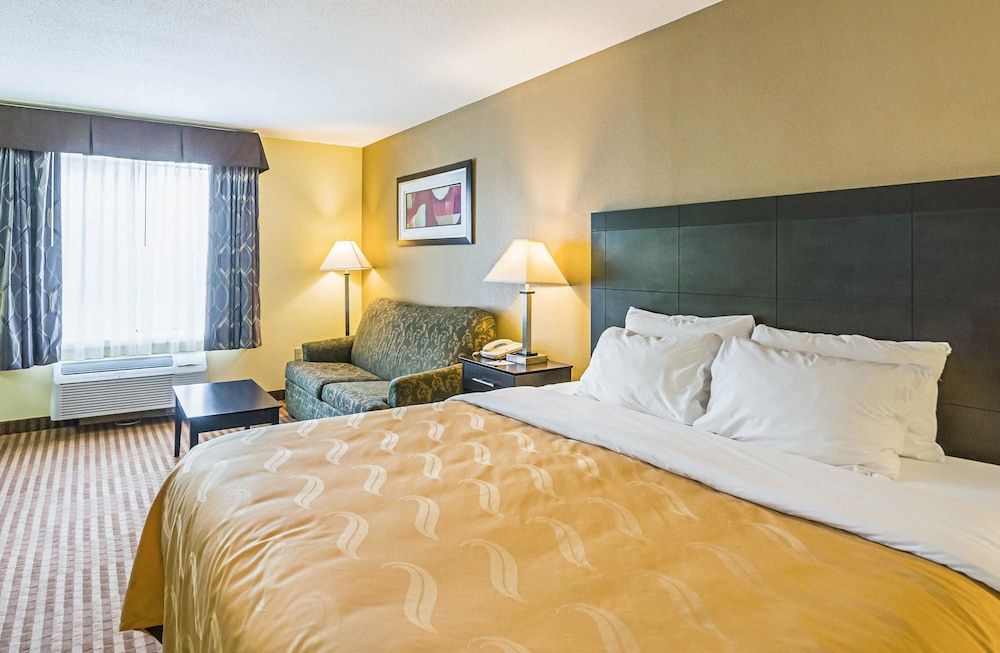 Standard Room, 1 King Bed, Non Smoking (209082123)