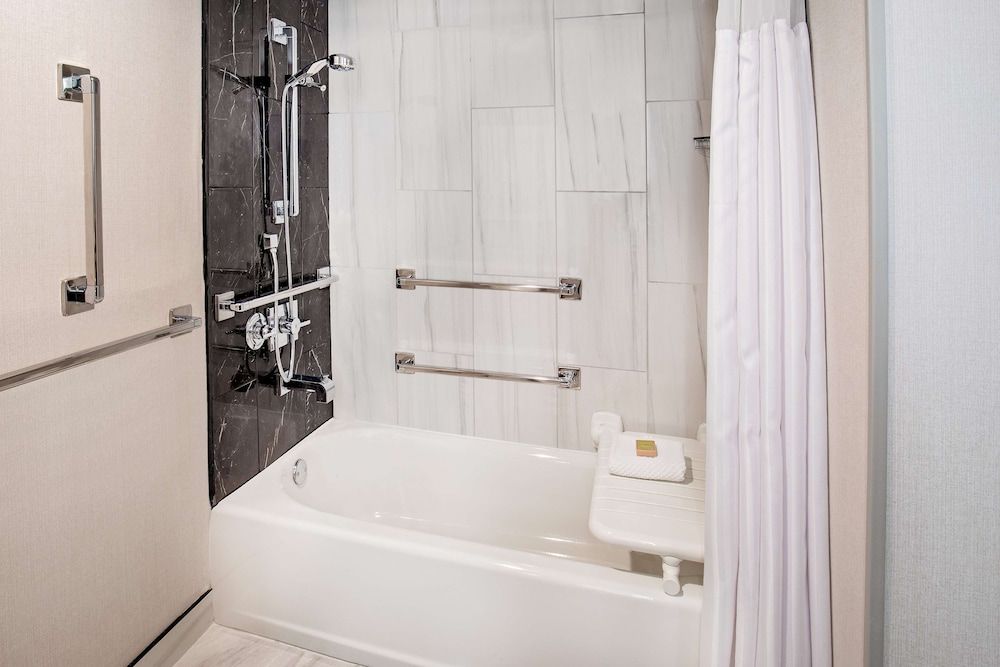 Room, 2 Queen Beds, Accessible, Bathtub (Mobility & Hearing)