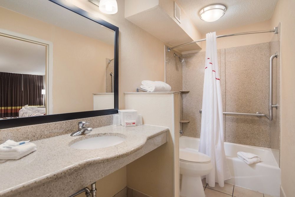 Red Roof Inn Baltimore South - Glen Burnie Deluxe Room, 1 King Bed, Accessible, Non Smoking 6