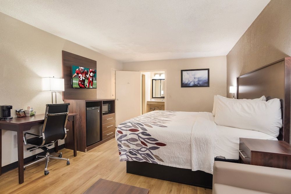 Red Roof Inn Baltimore South - Glen Burnie Deluxe Room, 1 King Bed, Accessible, Non Smoking (Roll-In Shower) 2