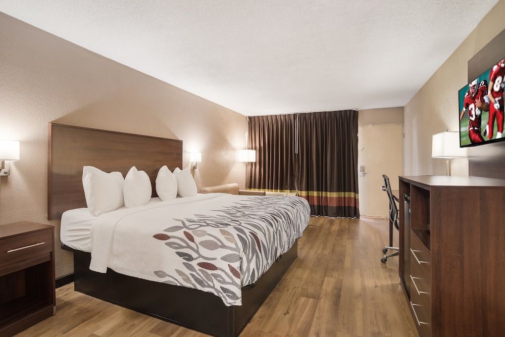 Red Roof Inn Baltimore South - Glen Burnie Deluxe Room, 1 King Bed, Accessible, Non Smoking (Roll-In Shower) 3
