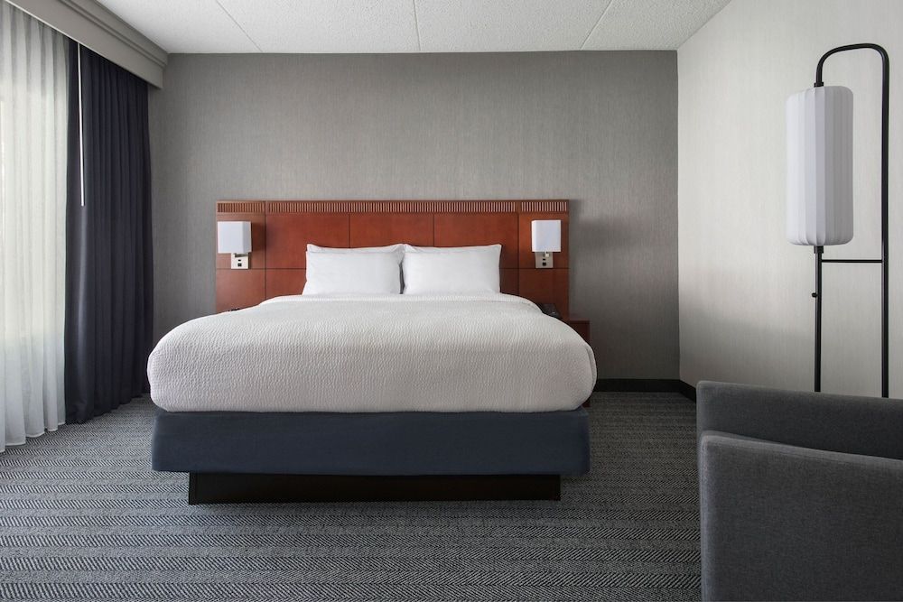 Suite, 1 King Bed with Sofa bed (Mobility/Hearing Accessible, Tub)