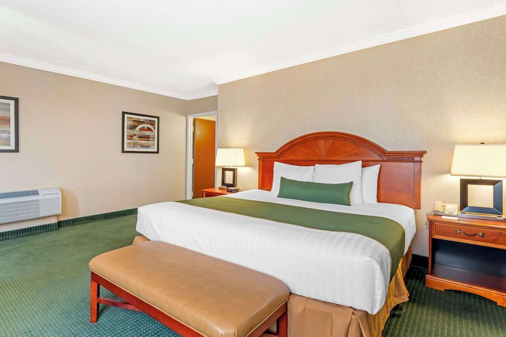 Best Western Capital Beltway Washington DC Suite, 1 King Bed, Non Smoking, Refrigerator & Microwave (Penthouse;Oversized Room;Sofabed) 2