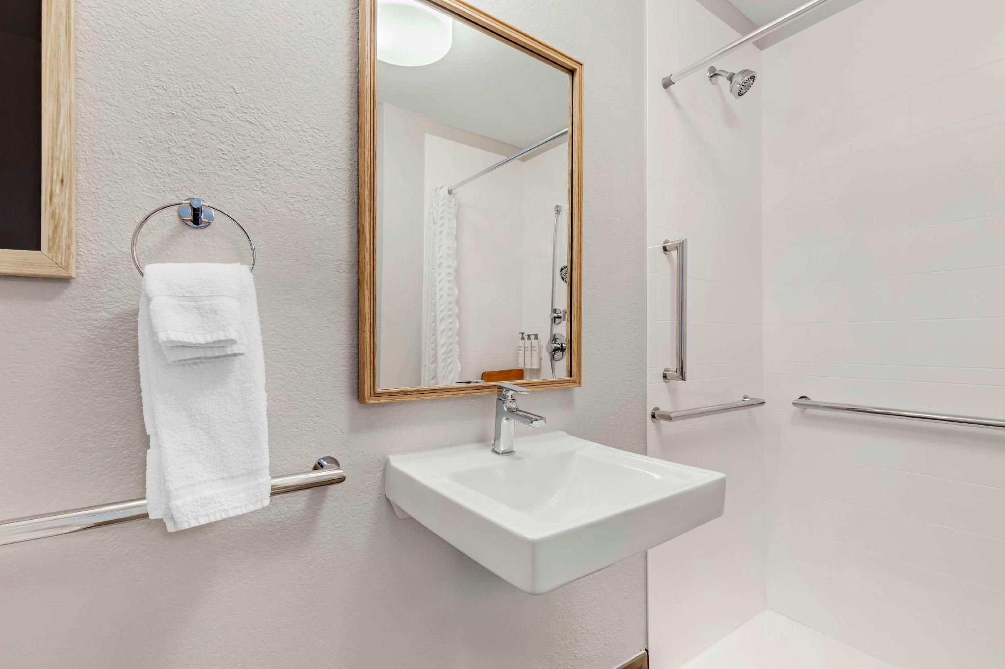 Sonesta Simply Suites Baltimore BWI Airport One Bedroom Suite - Two Queens - Mobility Accessible - Tub 2