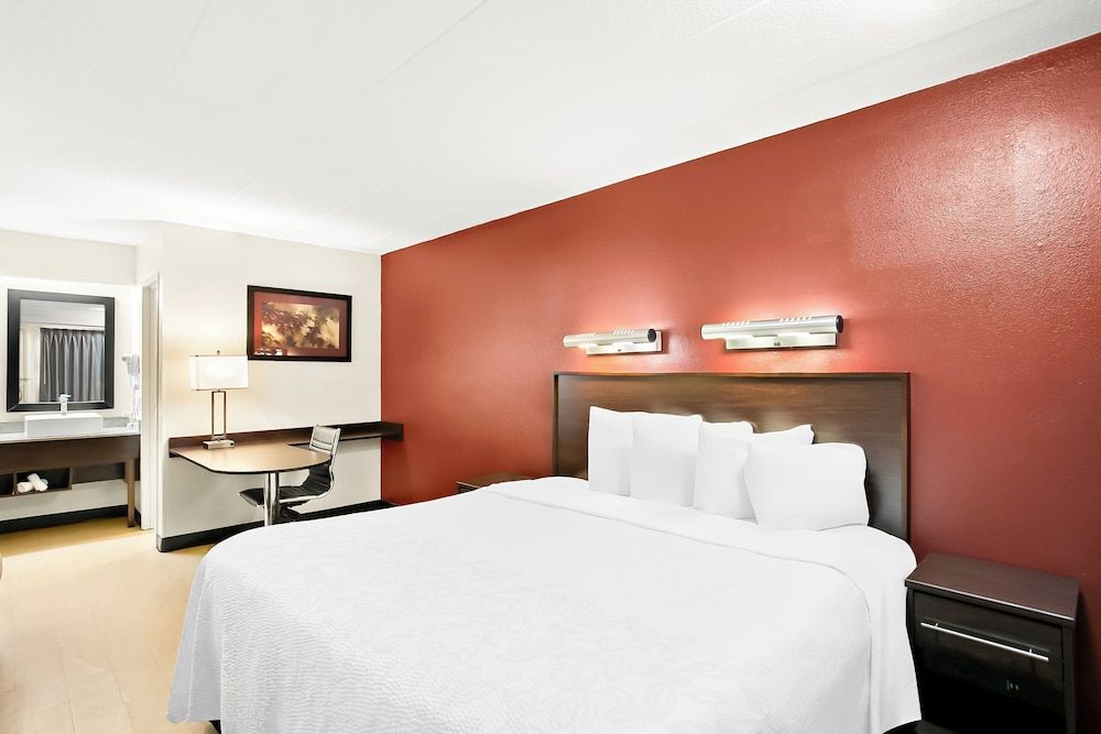 Red Roof Inn PLUS+ Baltimore-Washington DC/BWI Airport Superior Room, 1 King Bed (Smoke Free) 4