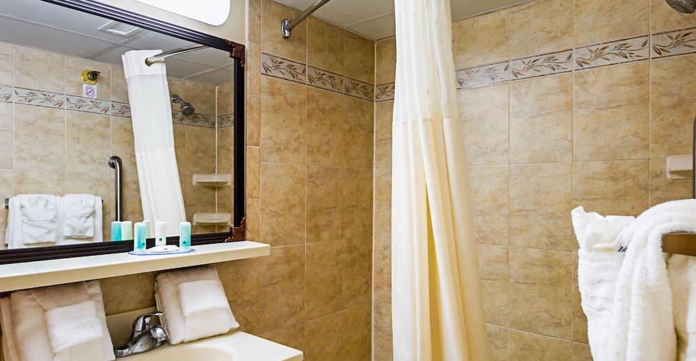 Quality Inn Oceanfront Room, Atrium 1st Floor, 2 Queen Beds & Sofa, Kitchenette 6