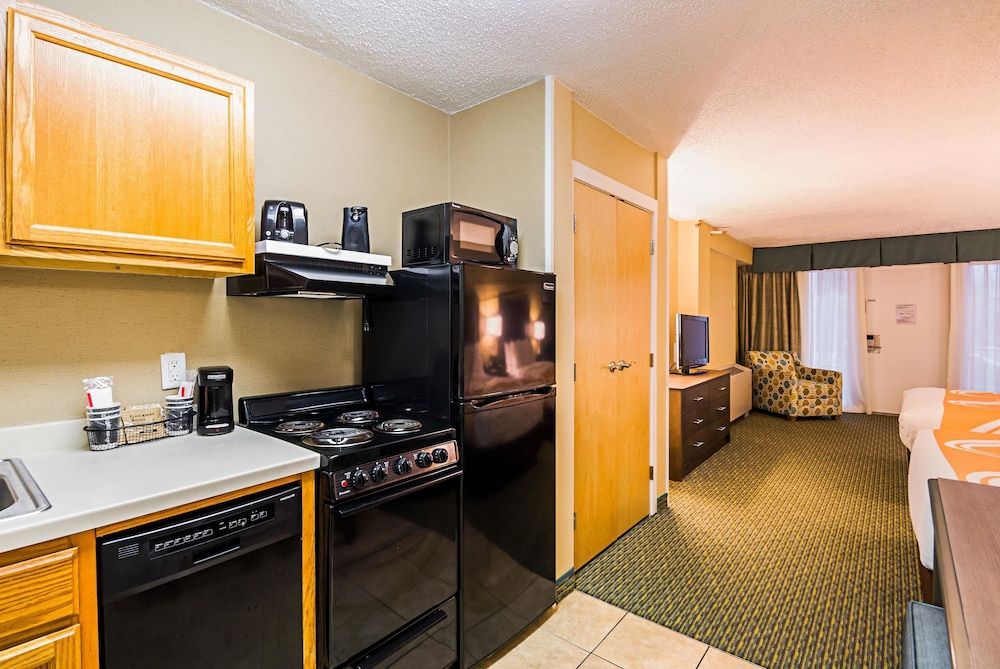 Quality Inn Oceanfront Room, Atrium 1st Floor, 2 Queen Beds & Sofa, Kitchenette 7