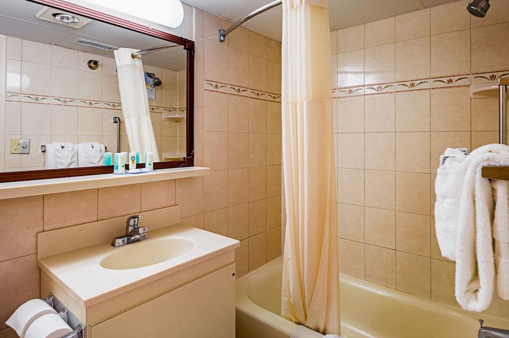 Quality Inn Oceanfront Room, Atrium 1st Floor, 2 Queen Beds & Sofa, Kitchenette 4