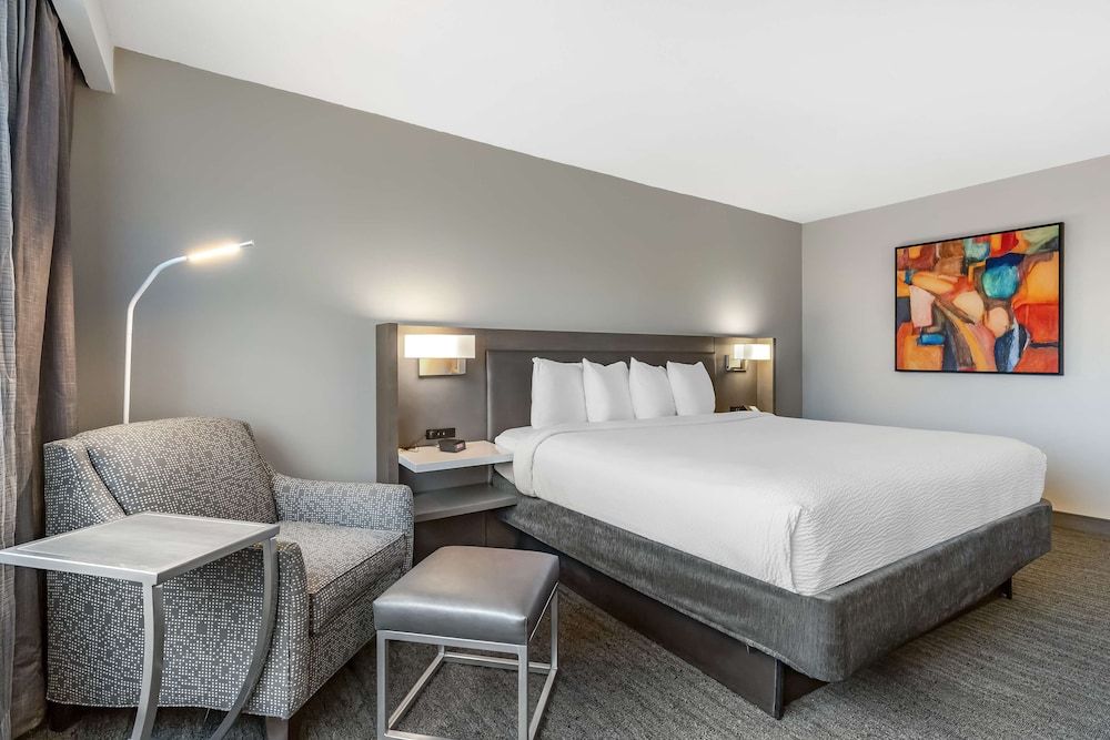 Best Western Premier Rockville Hotel & Suites Standard Room, 1 King Bed, Non Smoking, Refrigerator & Microwave 2